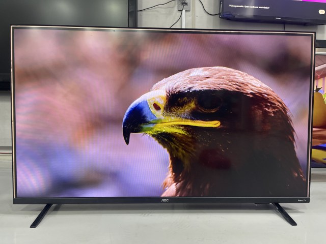 Tv Aoc Roku smart (com detalhe ) — foto 4